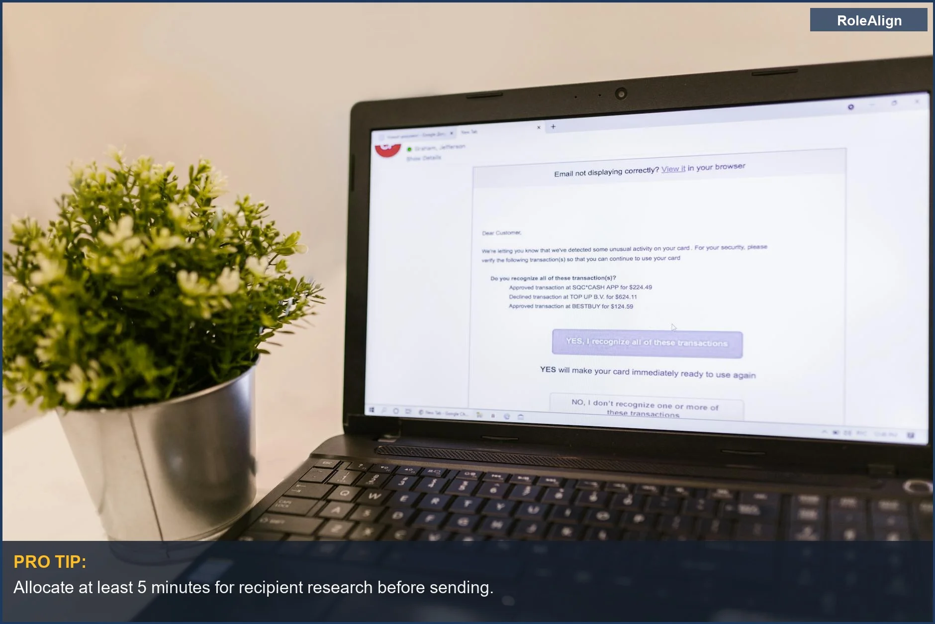 Portátil mostrando un correo electrónico junto a una planta verde, simbolizando una estrategia de email en frío eficaz.