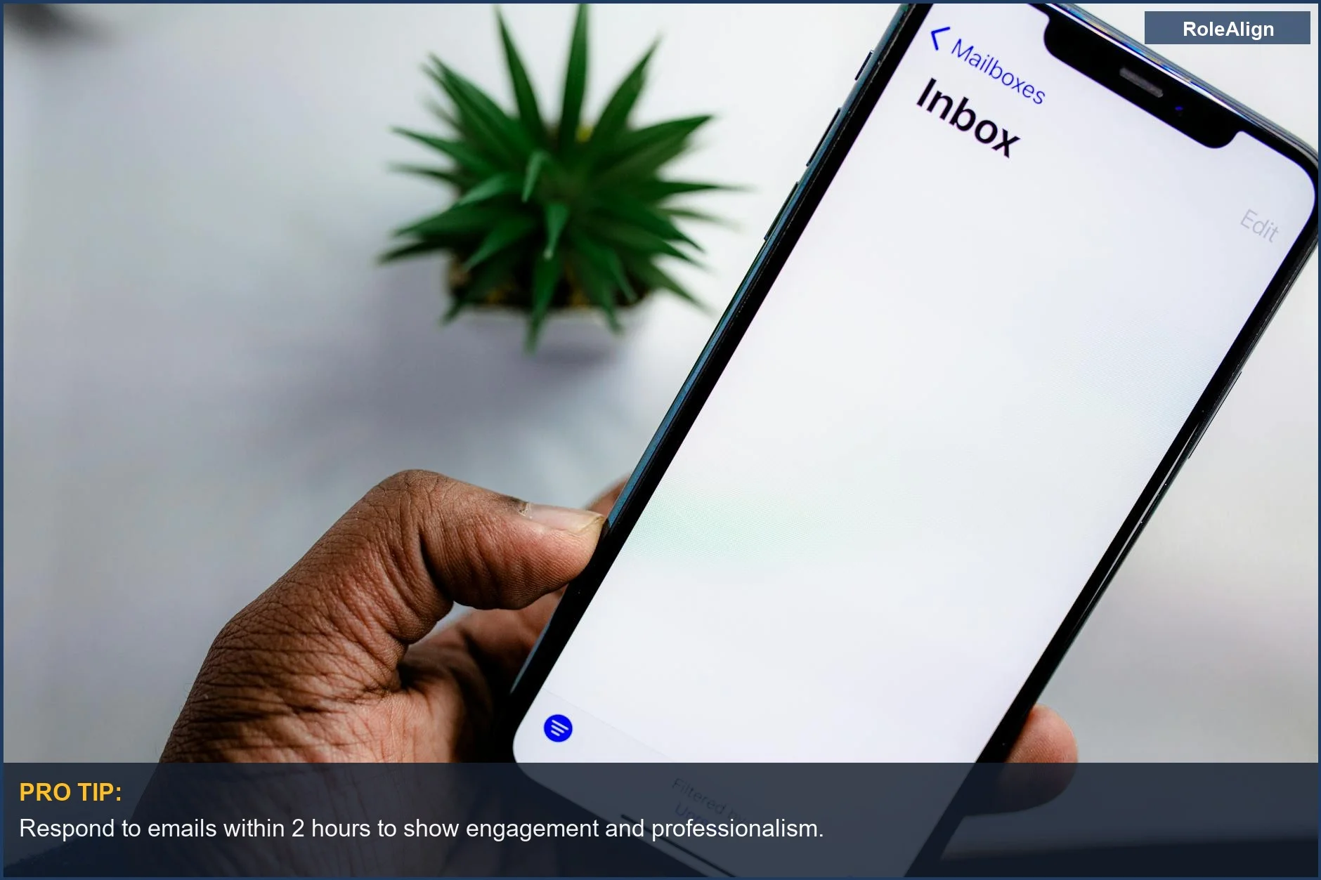 Primer plano de una mano sosteniendo un smartphone que muestra una bandeja de entrada de correo electrónico, ilustrando consejos de prospección en frío.