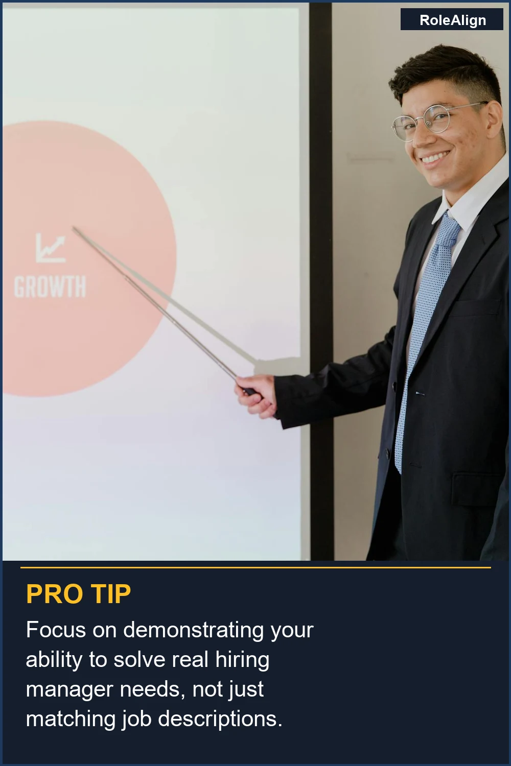 Concéntrate en demostrar tu capacidad para resolver las necesidades reales de los gerentes de contratación, no solo en cumplir las descripciones de puestos.