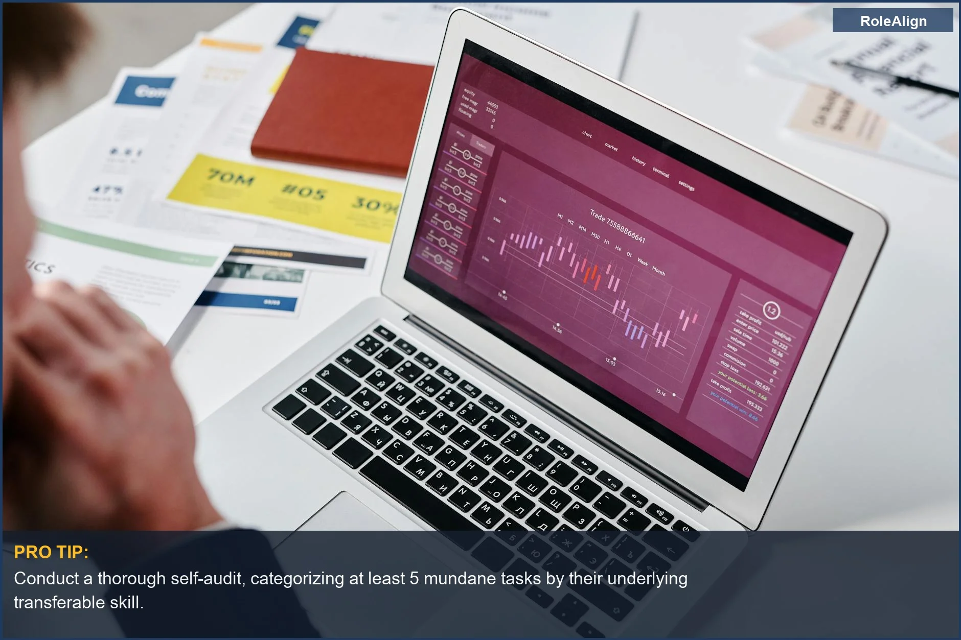 Persona de negocios revisa análisis de datos, enfatizando la autoevaluación para identificar un pivote exitoso de cambio de carrera.