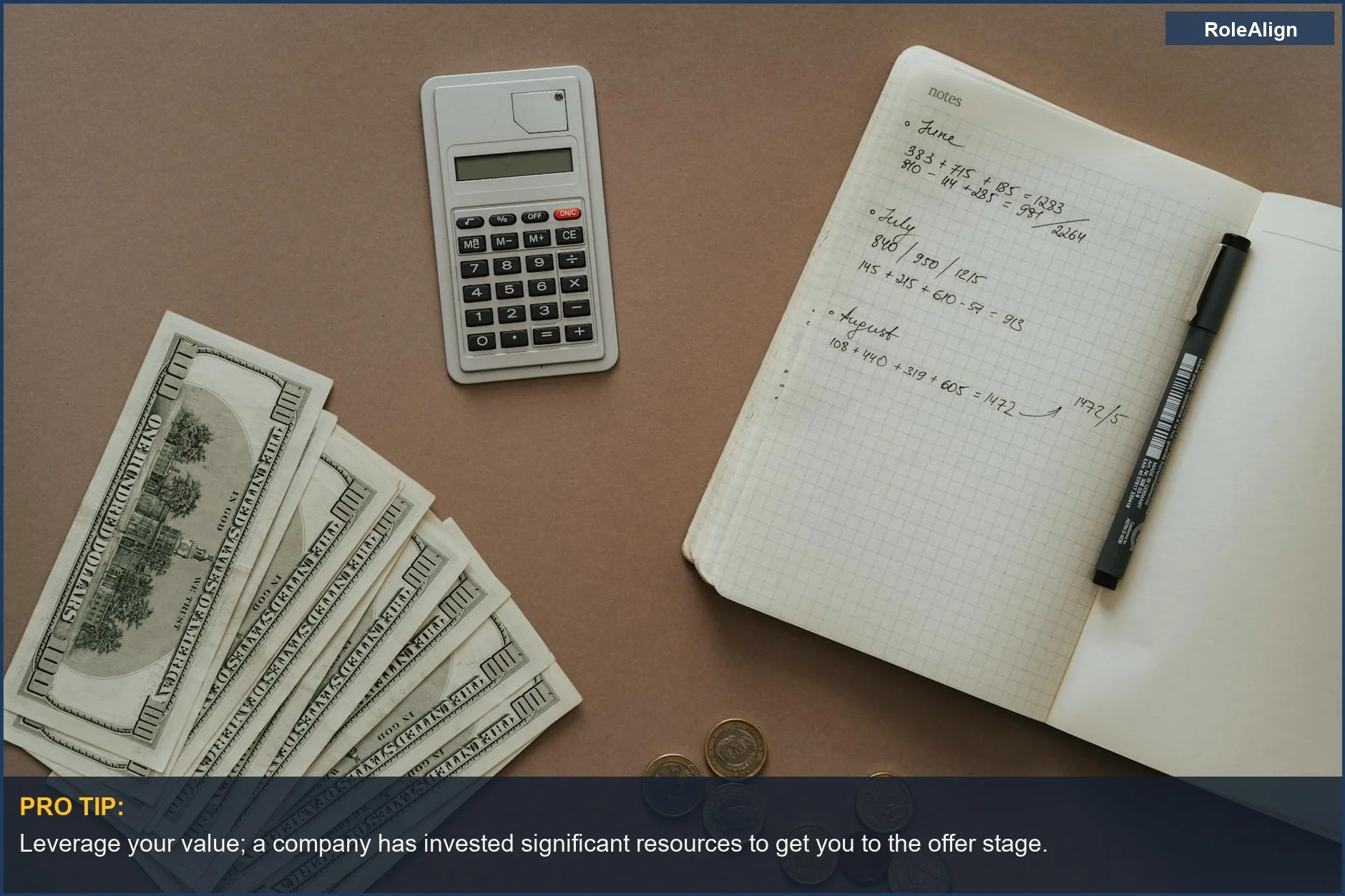 Calculadora, cuaderno y dólares estadounidenses para planificación financiera y negociación más allá del salario.