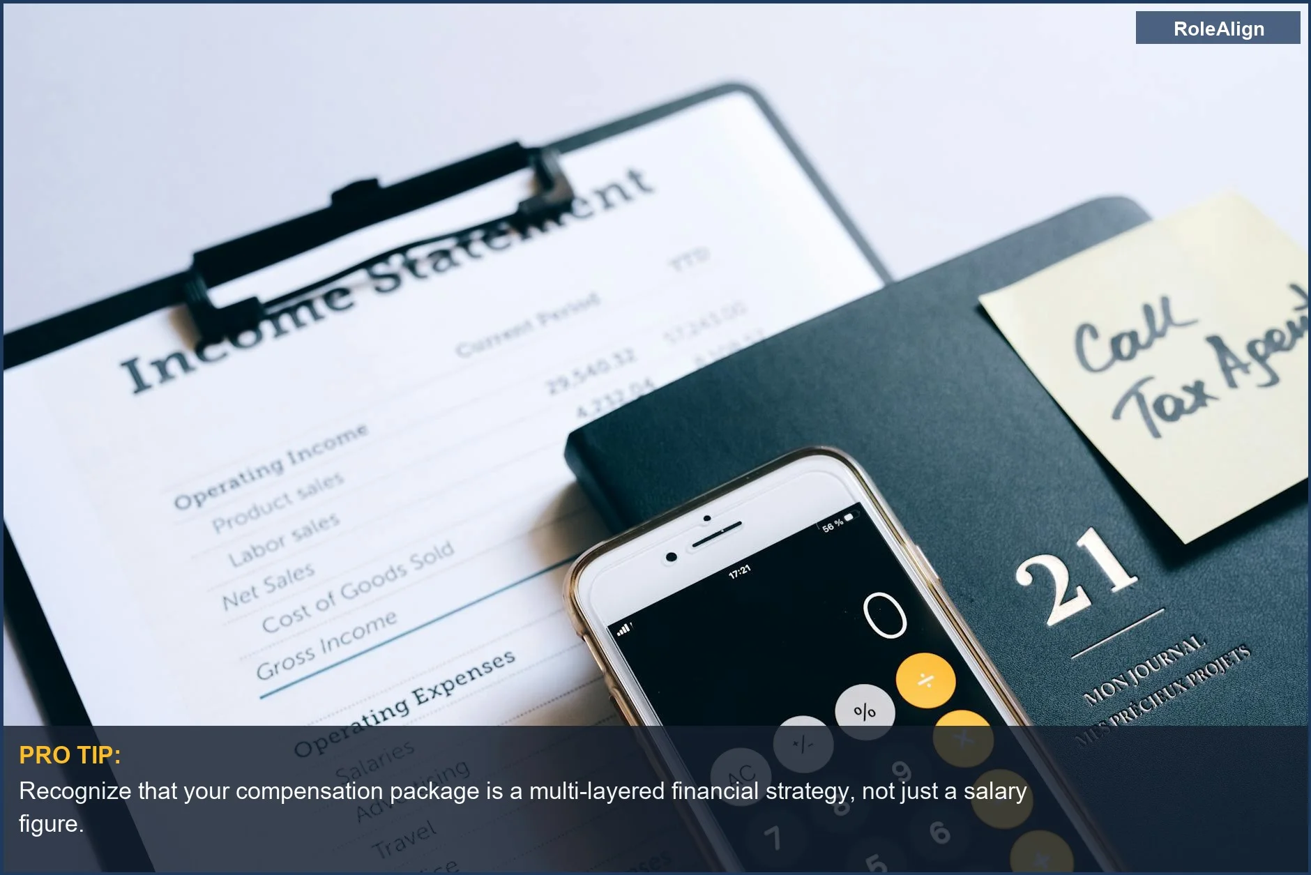 Planificación financiera con estado de resultados, calculadora y planificador para discusiones efectivas de compensación.