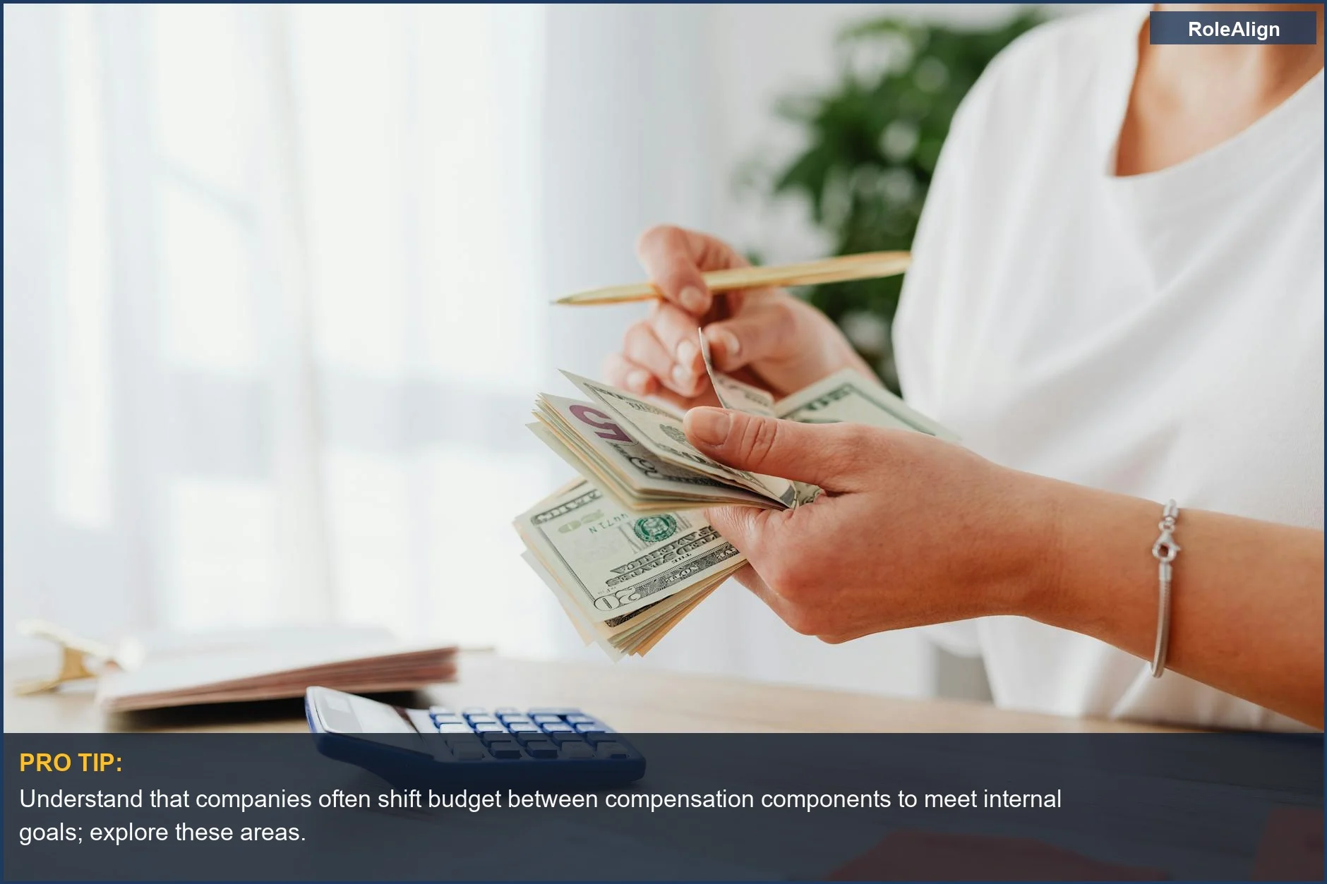 Mujer calculando dólares estadounidenses en casa, demostrando planificación financiera para la negociación de la compensación total.