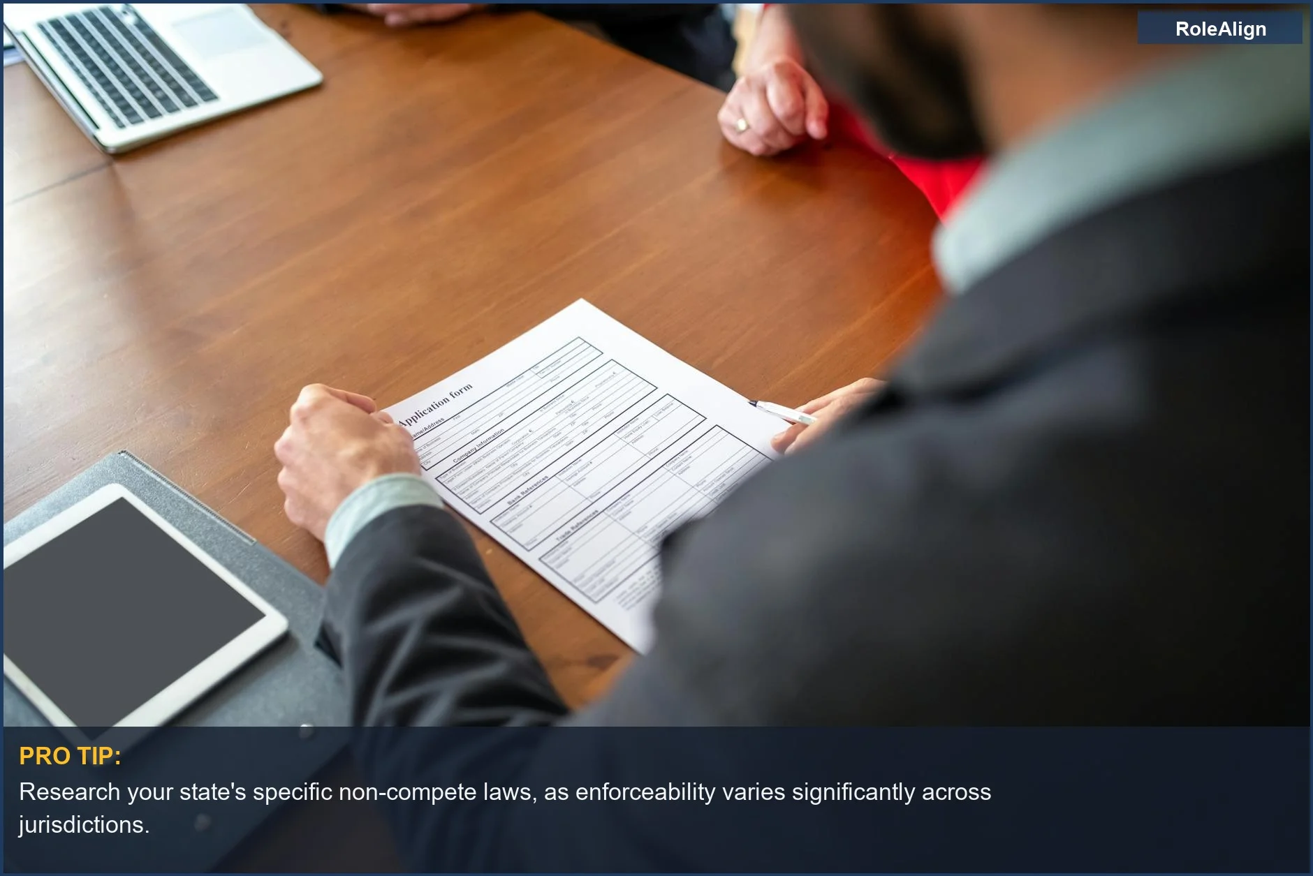 Currículum en portapapeles durante una entrevista, esencial para evaluar si un acuerdo de no competencia es aplicable.