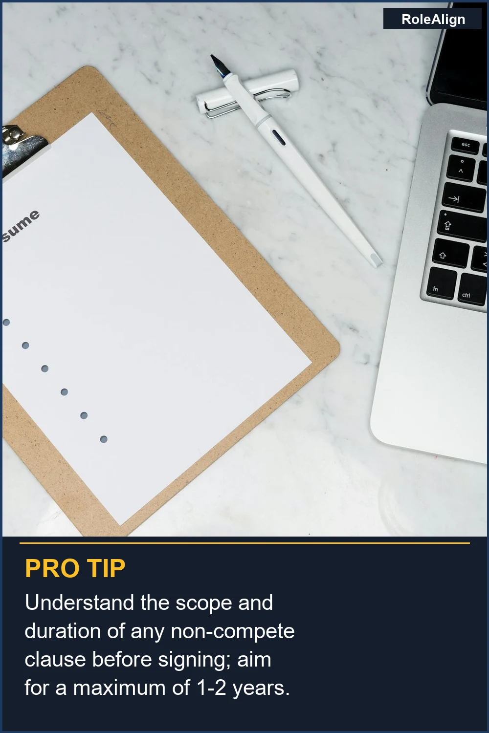 Comprende el alcance y la duración de cualquier cláusula de no competencia antes de firmar; apunta a un máximo de 1-2 años.