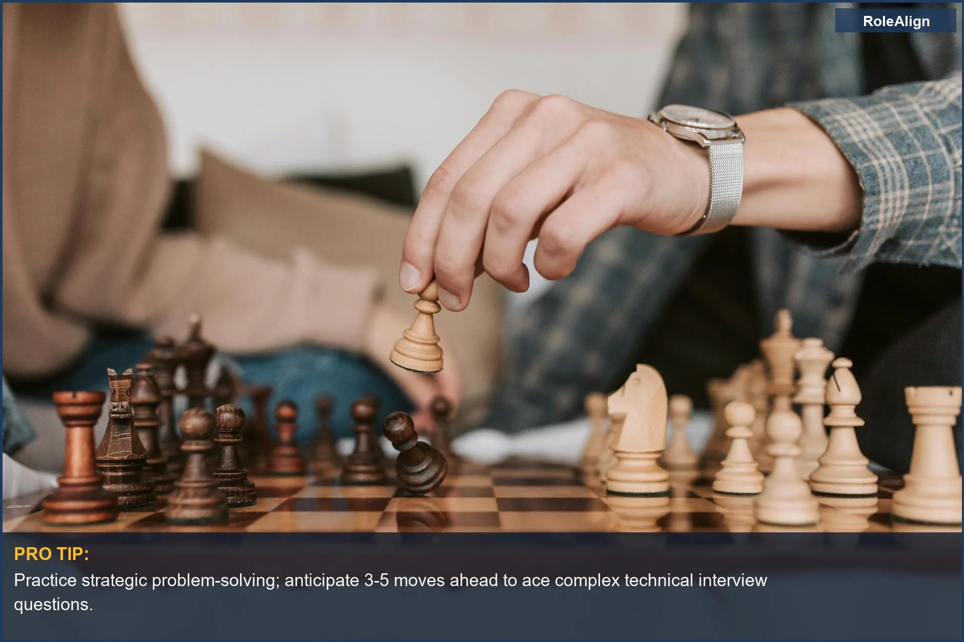 Primer plano de una partida de ajedrez, simbolizando el pensamiento estratégico para cambiadores de carrera que se preparan para entrevistas técnicas complejas.
