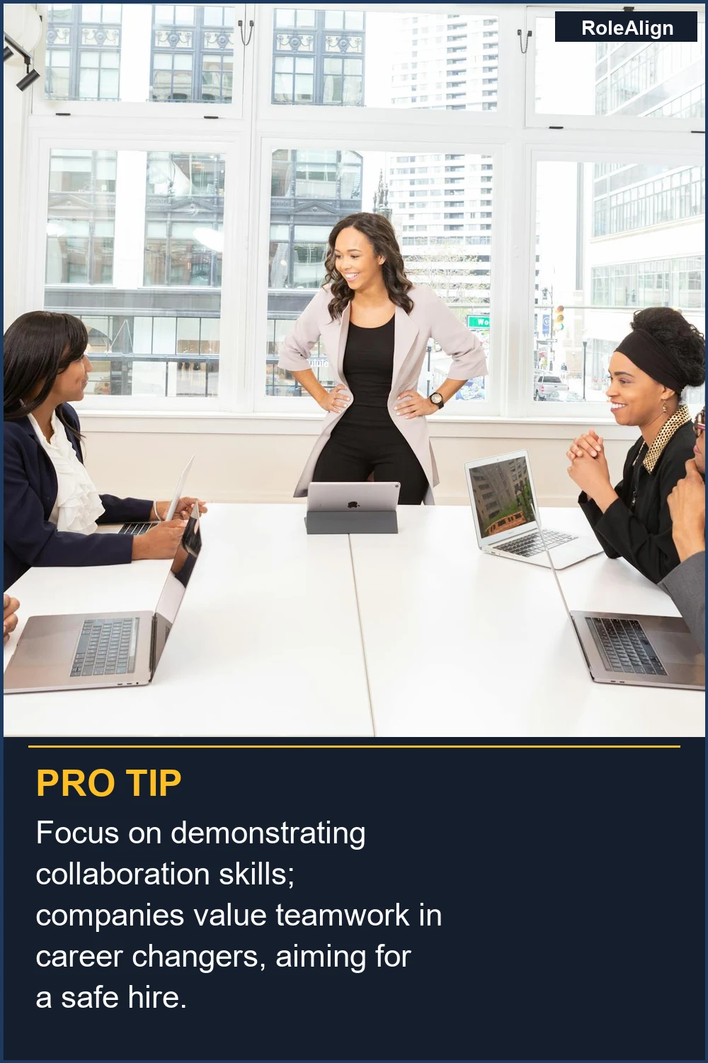 Enfócate en demostrar habilidades de colaboración; las empresas valoran el trabajo en equipo en los cambiadores de carrera, buscando una contratación segura.
