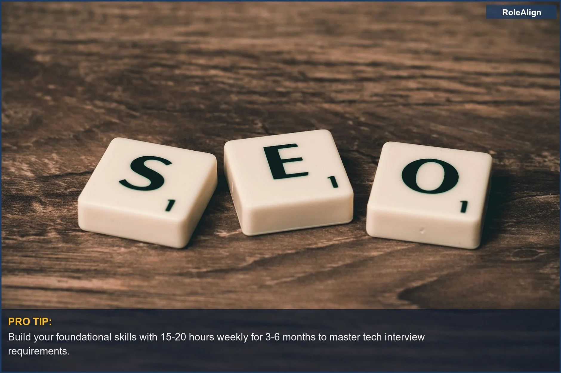 Fichas de Scrabble deletreando 'SKILLS' sobre madera, representando el conocimiento fundamental para cambiadores de carrera que se preparan para entrevistas técnicas.