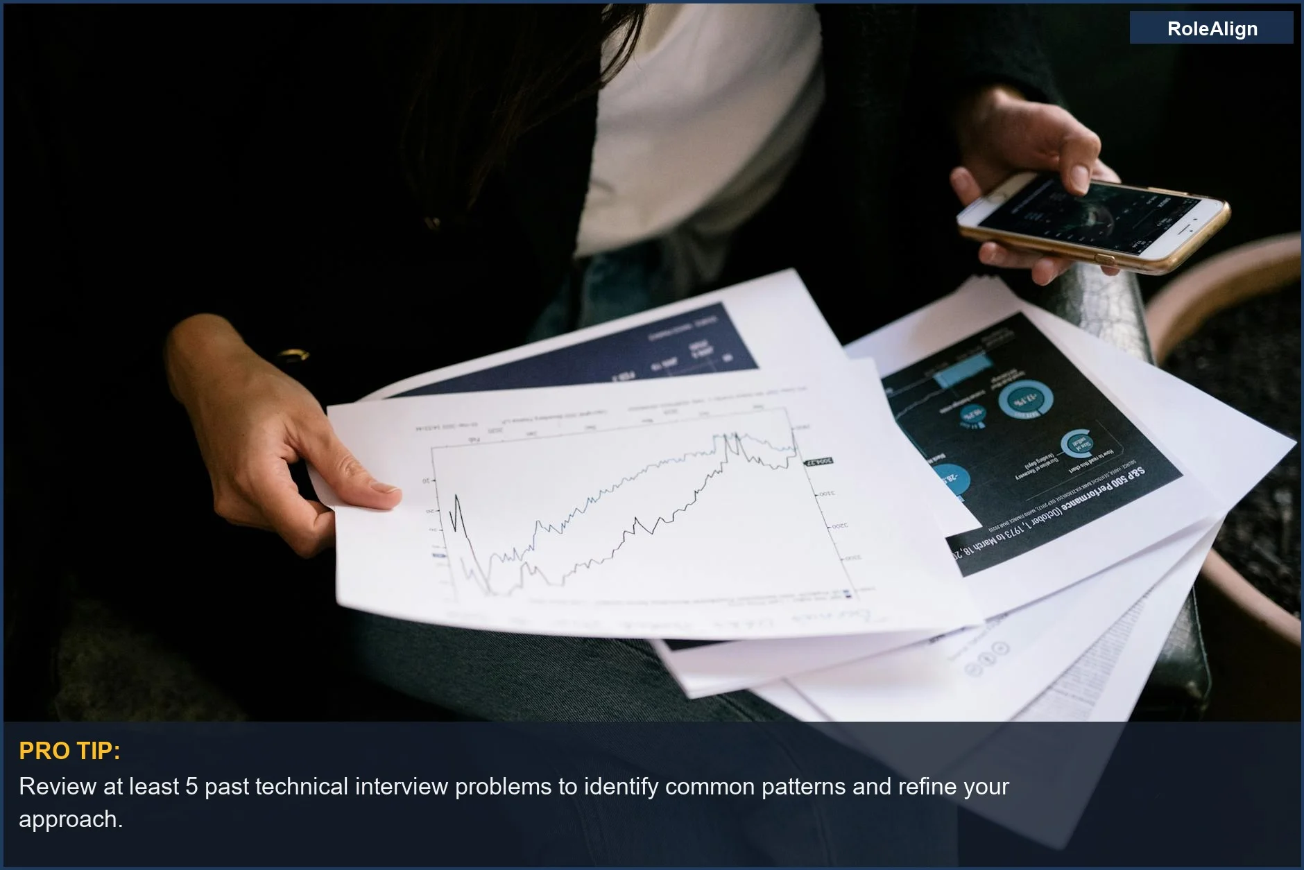 Persona analizando gráficos del mercado de valores, reflejando habilidades de análisis de datos para cambiadores de carrera que se preparan para entrevistas técnicas.