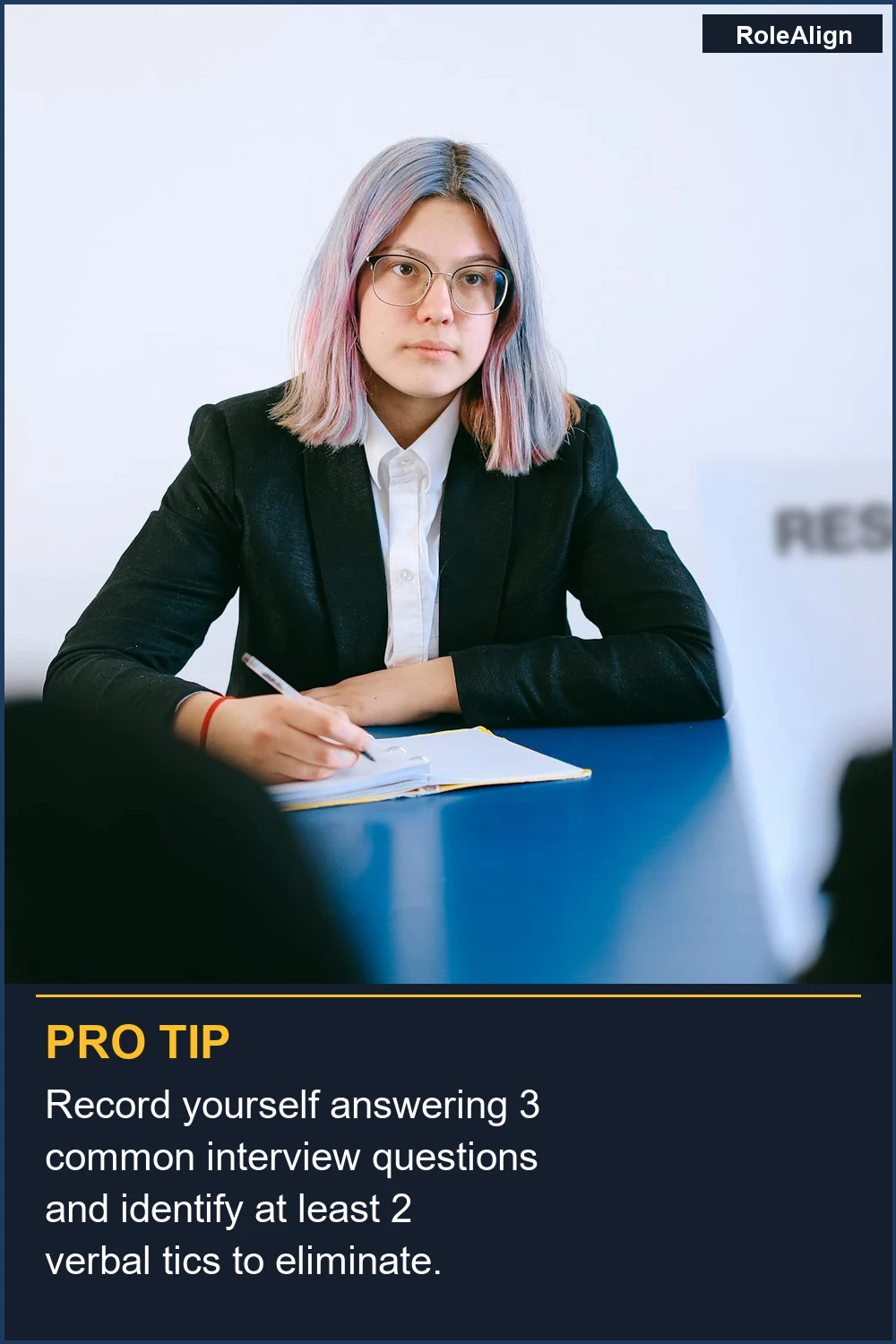 Grábate respondiendo 3 preguntas comunes de entrevista e identifica al menos 2 tics verbales para eliminar.