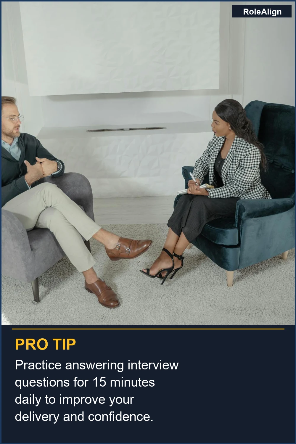 Practica responder preguntas de entrevista durante 15 minutos al día para mejorar tu entrega y confianza.