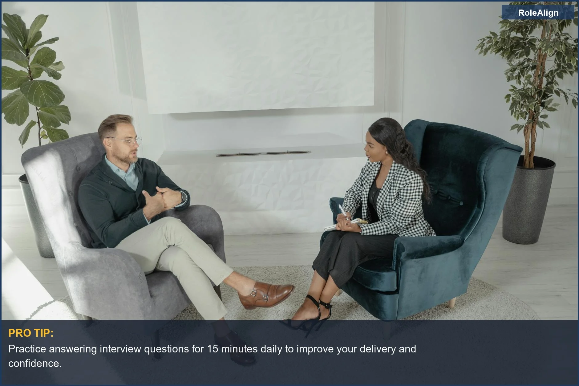 Reclutador y candidato en una entrevista en una oficina moderna, discutiendo errores comunes de desempeño.