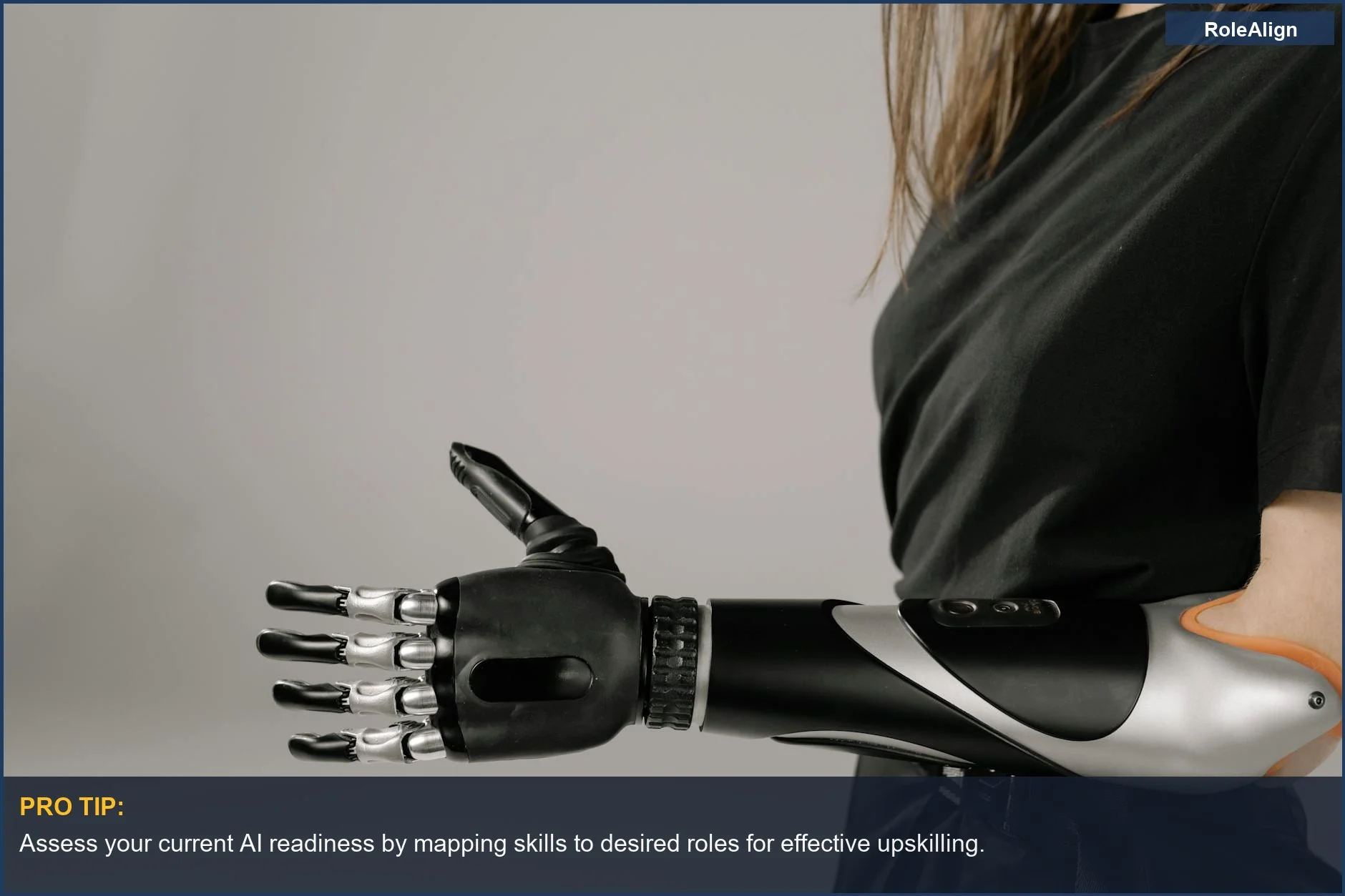 Mujer con un elegante brazo protésico, simbolizando la innovación en IA y la actualización de habilidades personales para futuras carreras.