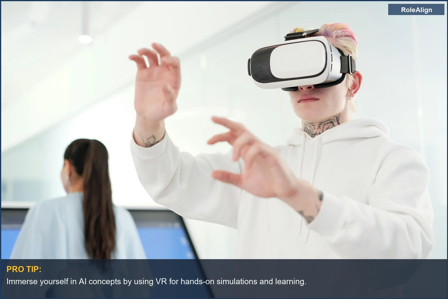 Joven con casco de RV explorando entornos futuristas de aprendizaje de IA, demostrando estrategias inmersivas de actualización de habilidades.