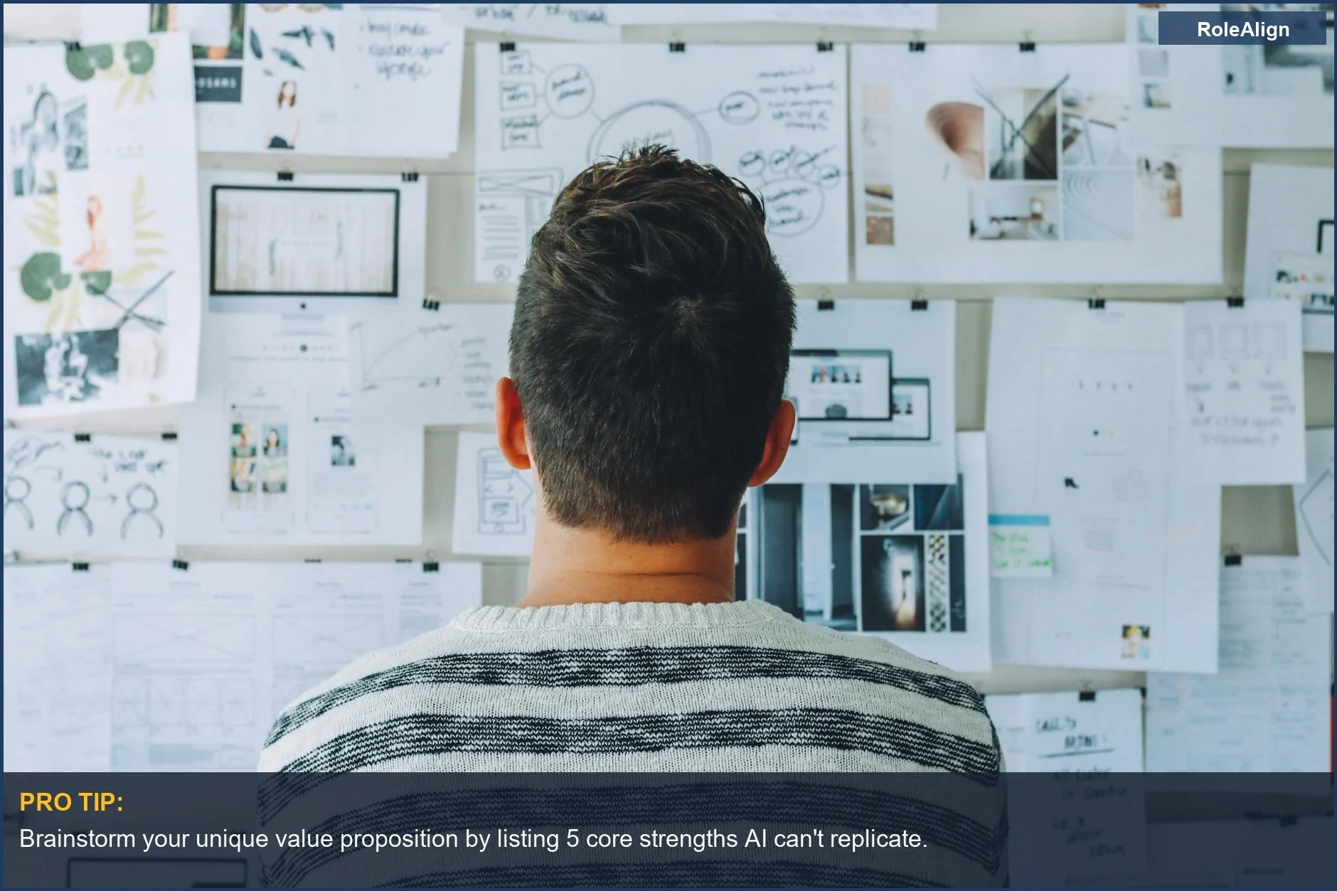 Hombre con ideas creativas en una pared, visualizando estrategias innovadoras de búsqueda de empleo con IA.