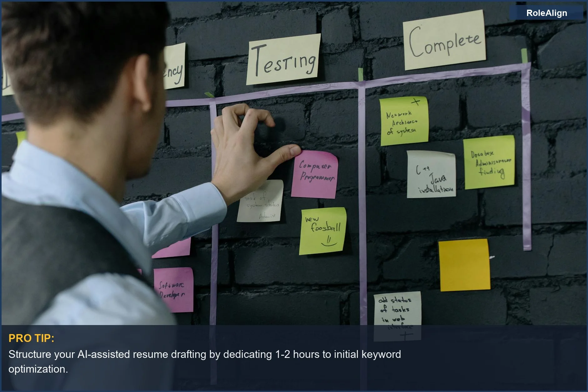 Organizando tareas de proyecto con notas adhesivas, una representación visual para la planificación estructurada de la búsqueda de empleo con IA.