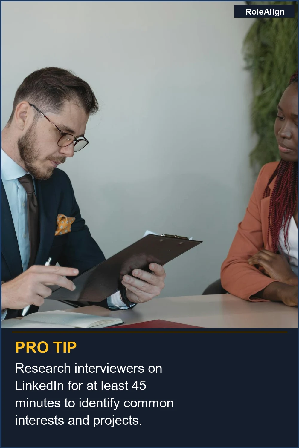 Investiga a los entrevistadores en LinkedIn durante al menos 45 minutos para identificar intereses y proyectos comunes.