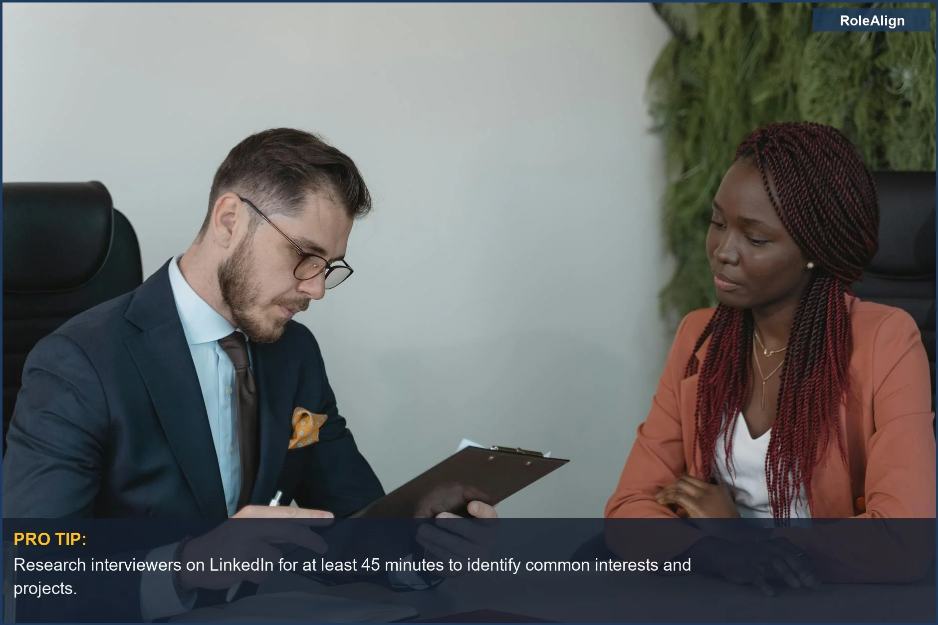 Hombre y mujer en una entrevista de trabajo enfocada, dominando el arte de hacer preguntas perspicaces para el crecimiento profesional.