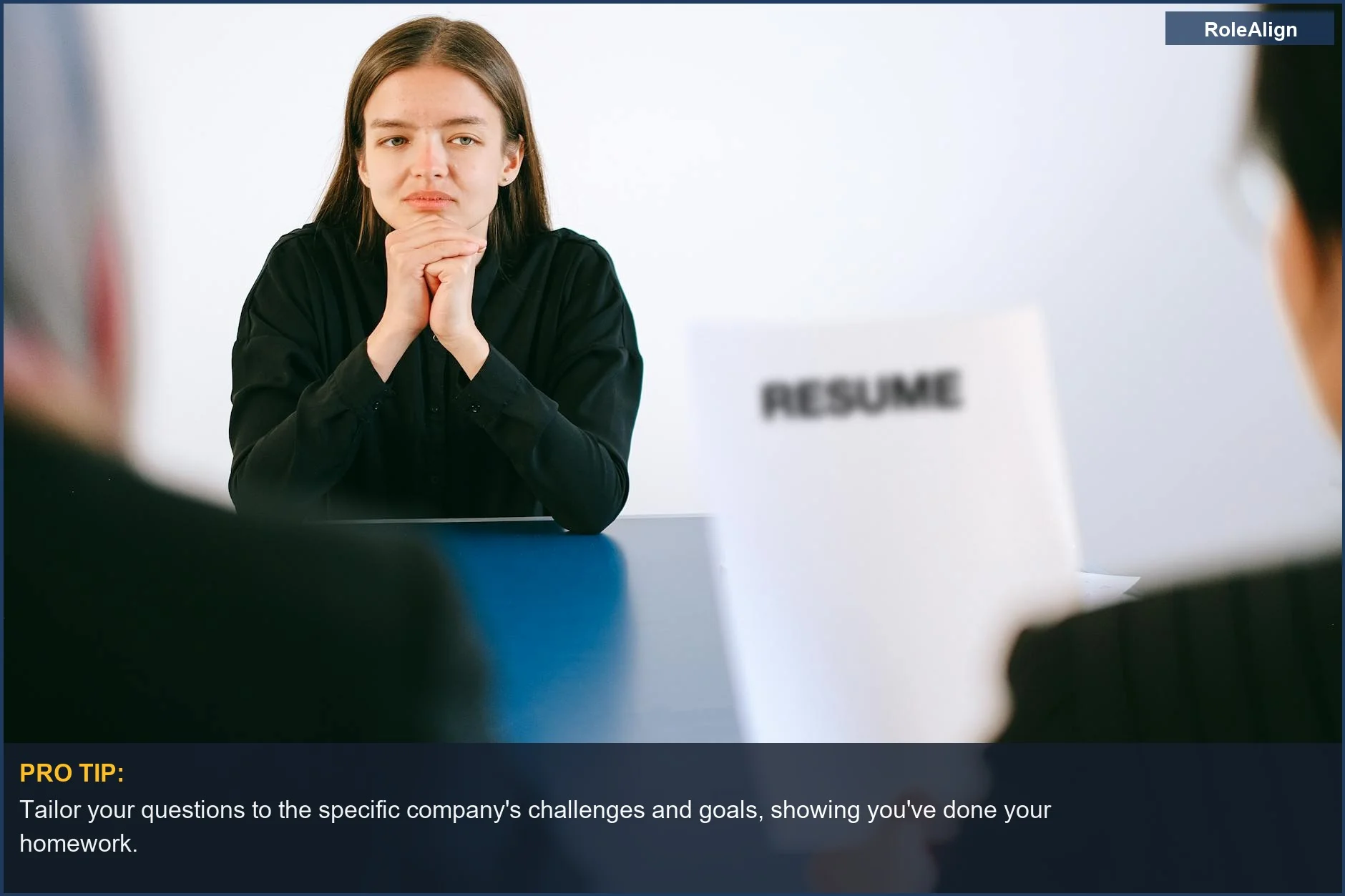 Mujer concentrada en su currículum durante una entrevista de trabajo con dos empleadores, entendiendo las preguntas clave de la entrevista.