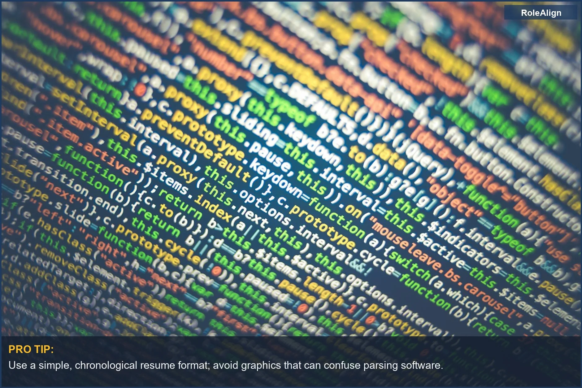 Código fuente colorido en una pantalla, ilustrando el lado técnico de los algoritmos de IA para la búsqueda de empleo y la programación.