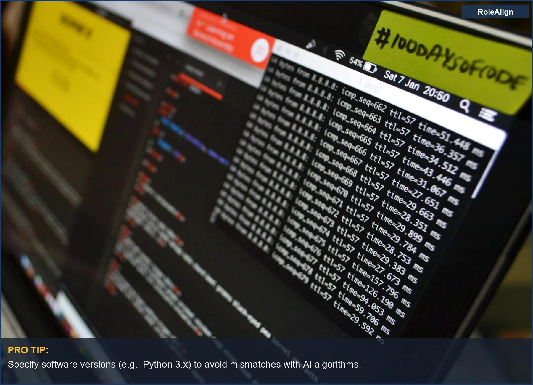 Vista macro de una computadora portátil que muestra codificación y análisis de datos, simbolizando la interpretación literal en la coincidencia de empleo con IA.
