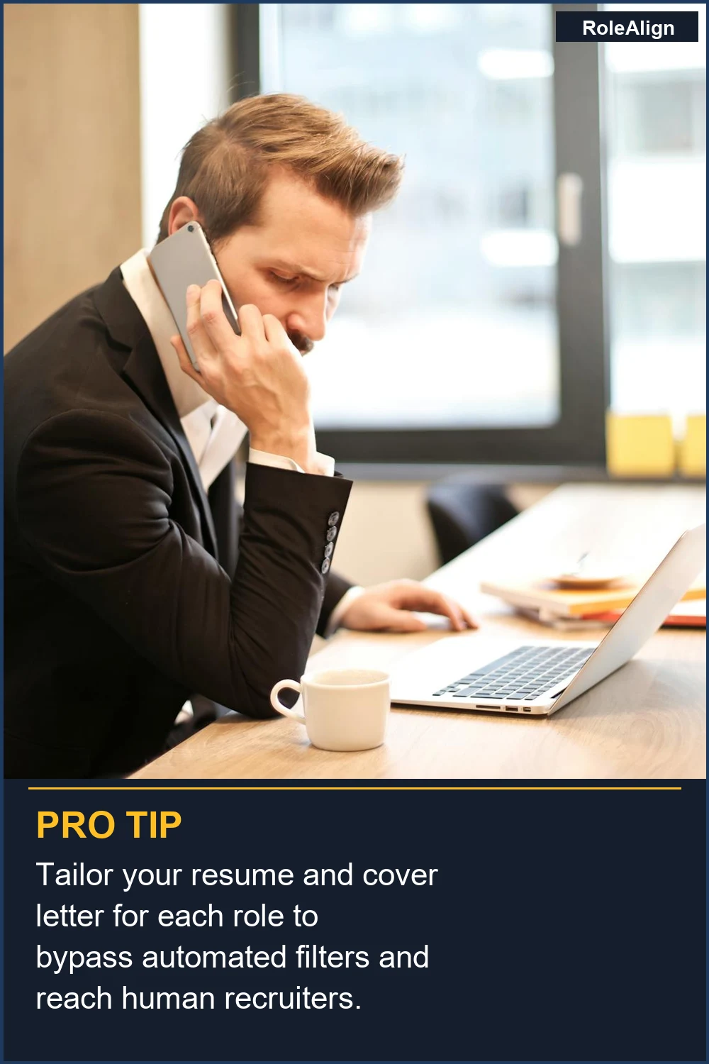 Adapta tu currículum y carta de presentación para cada puesto para evitar los filtros automatizados y llegar a los reclutadores humanos.