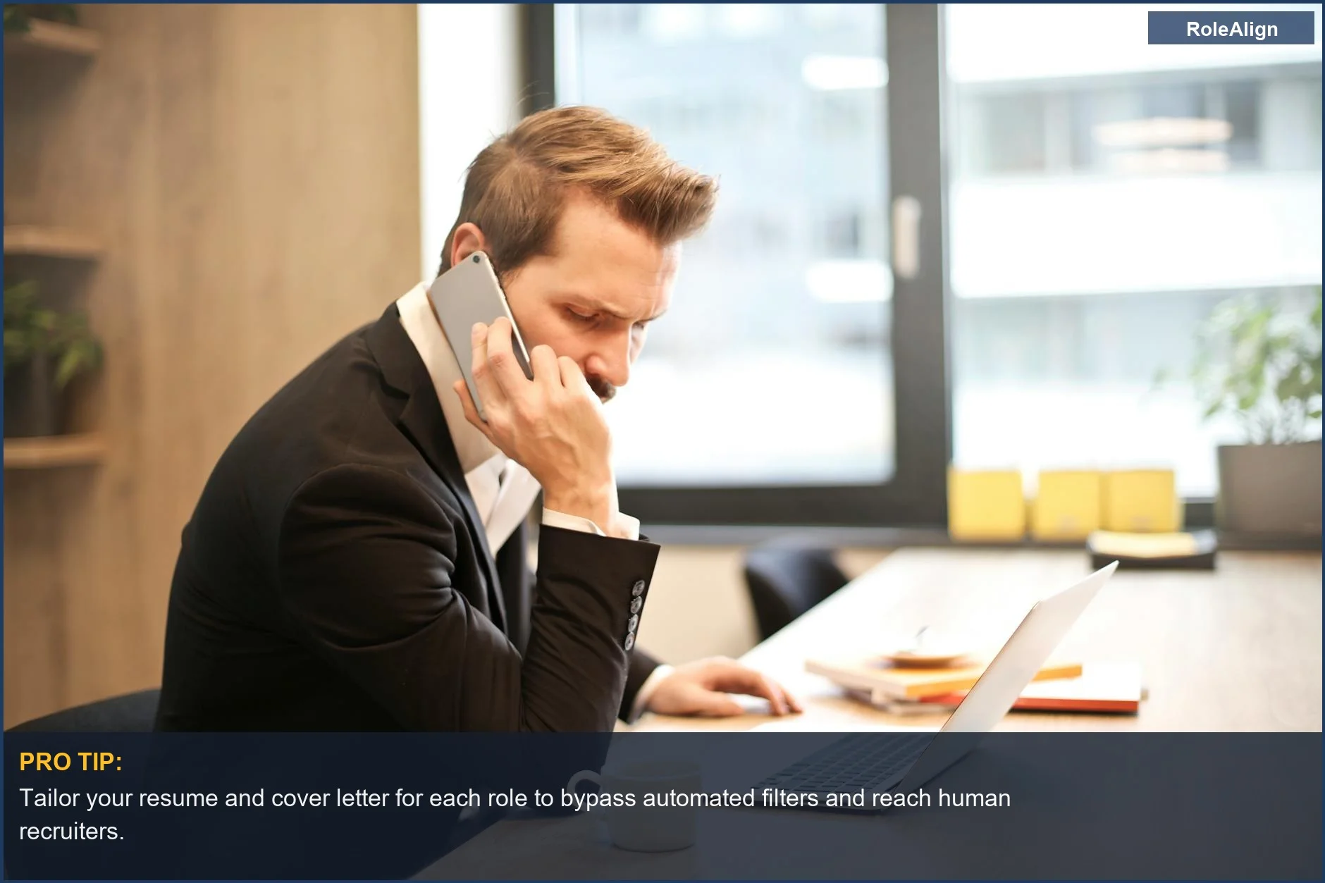 Profesional de negocios en un portátil, destacando la naturaleza impersonal de los filtros de solicitudes de empleo masivas.