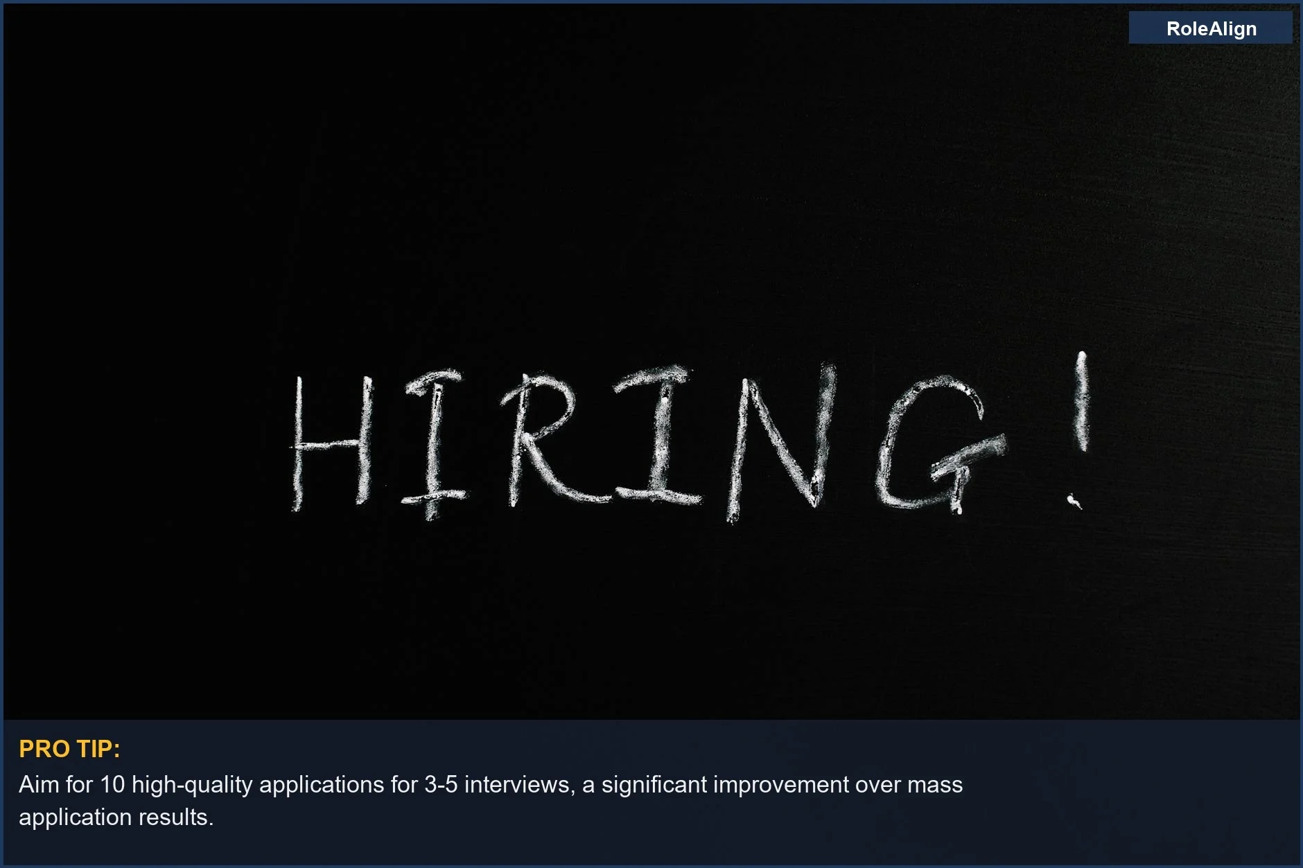 Pizarra con '¡Contratando!' escrito con tiza, representando un mercado laboral competitivo y reclutamiento.