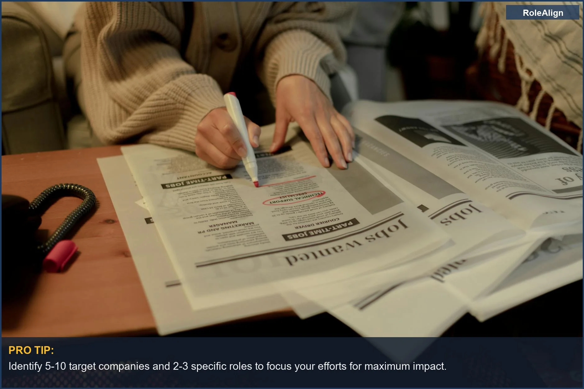 Persona resaltando listados de empleos, mostrando el cambio de solicitudes masivas a búsquedas de empleo dirigidas.