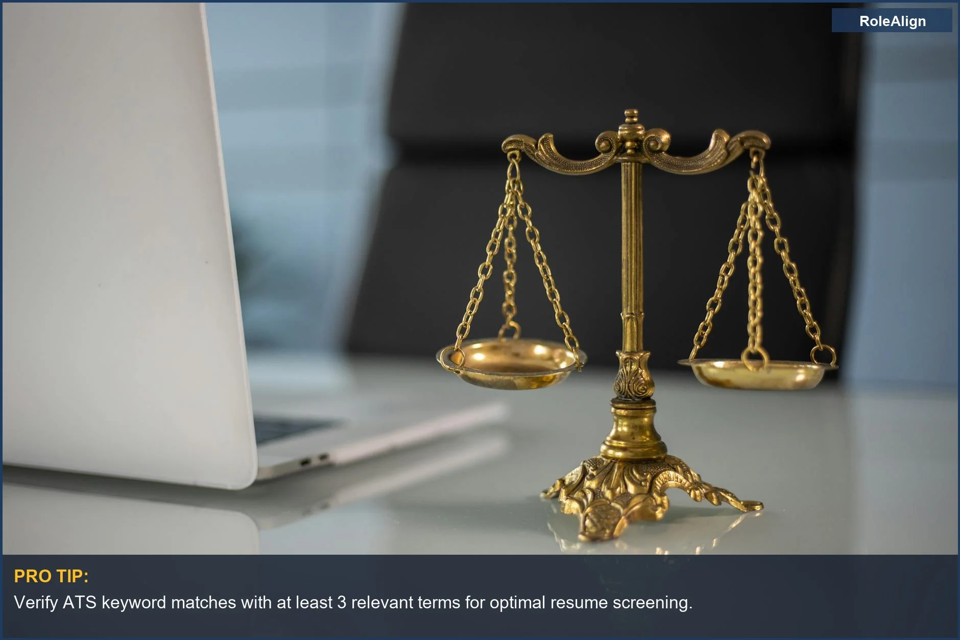 Balanza dorada sobre un escritorio con una laptop, representando la ley y el equilibrio en el reclutamiento.
