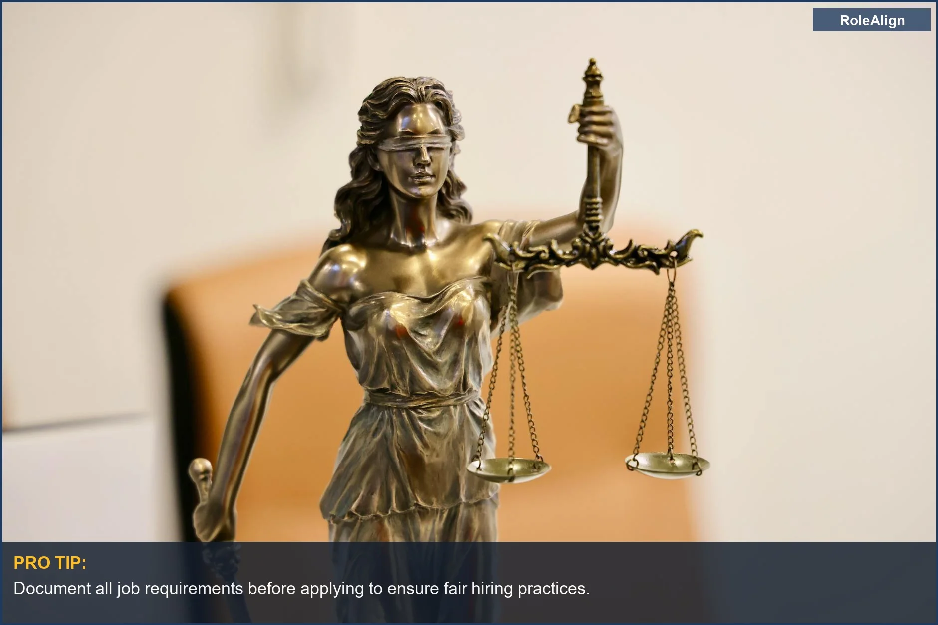 Estatua de Lady Justice simbolizando la equidad en la cuerda floja ética de las decisiones de contratación.