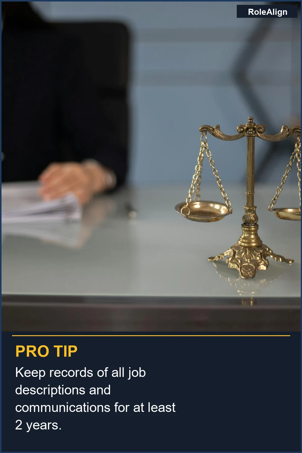 Conserva registros de todas las descripciones de puestos y comunicaciones durante al menos 2 años.