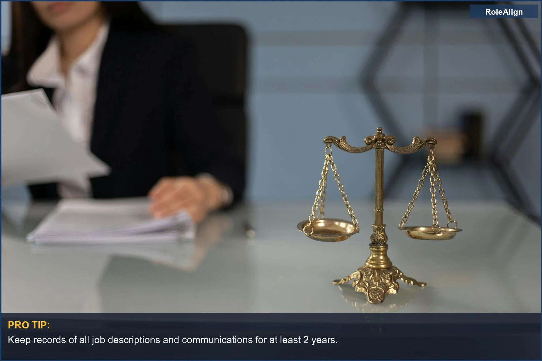 Balanza sobre un escritorio de oficina, ilustrando la cuerda floja ética que enfrentan los reclutadores en la contratación.