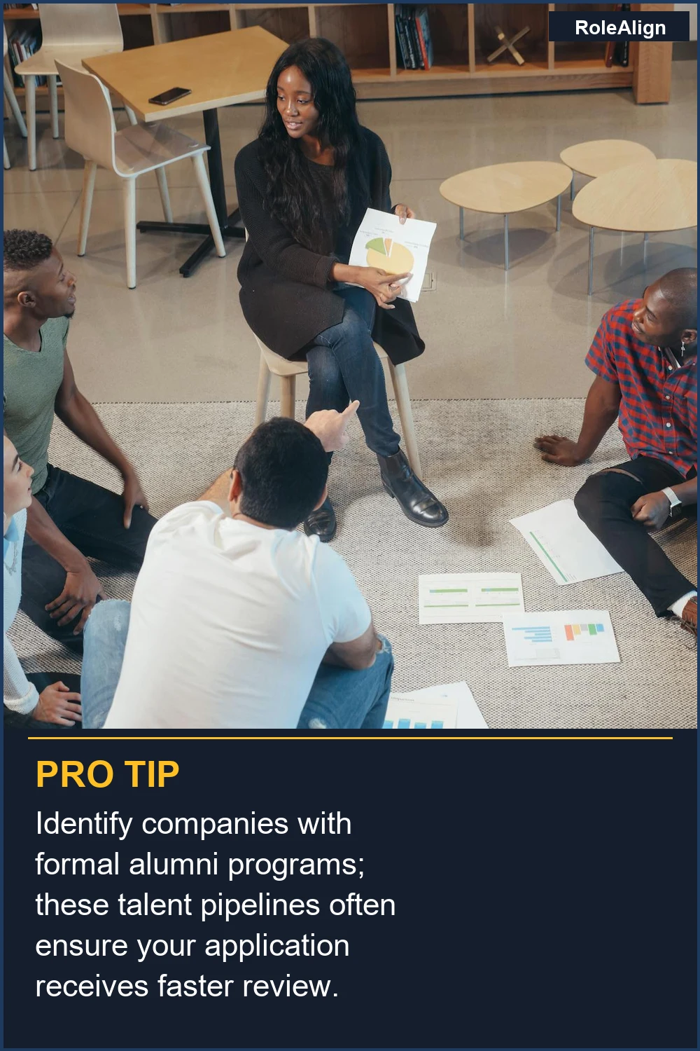 Identifica empresas con programas formales de exalumnos; estas redes de talento a menudo garantizan que tu solicitud reciba una revisión más rápida.