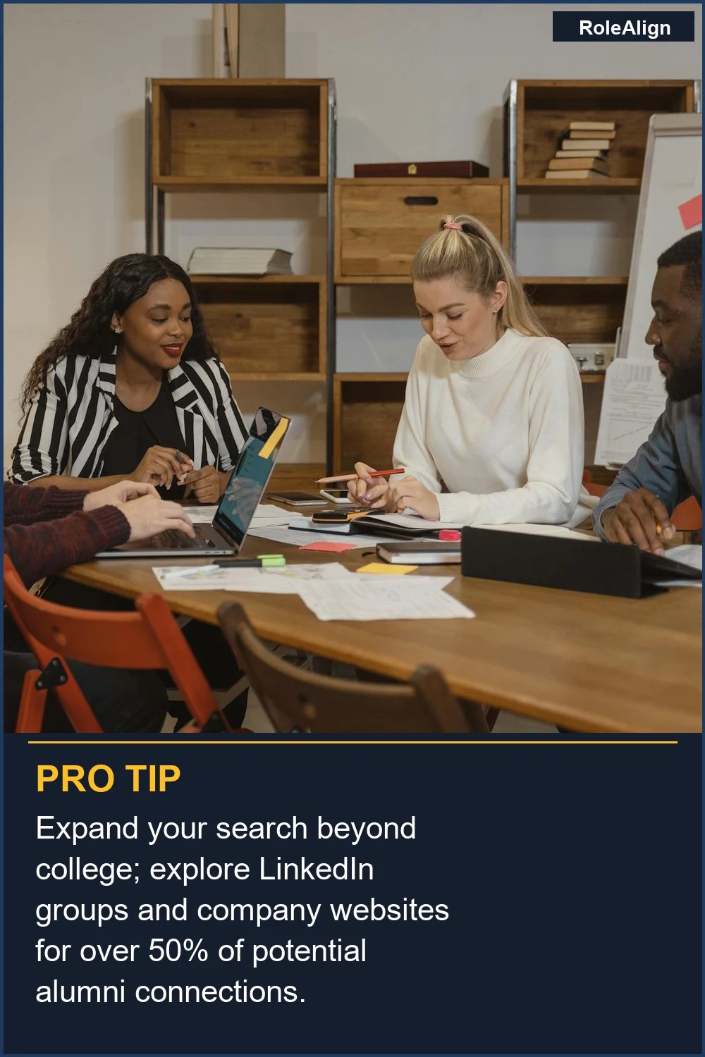 Amplía tu búsqueda más allá de la universidad; explora grupos de LinkedIn y sitios web de empresas para más del 50% de las conexiones potenciales de exalumnos.