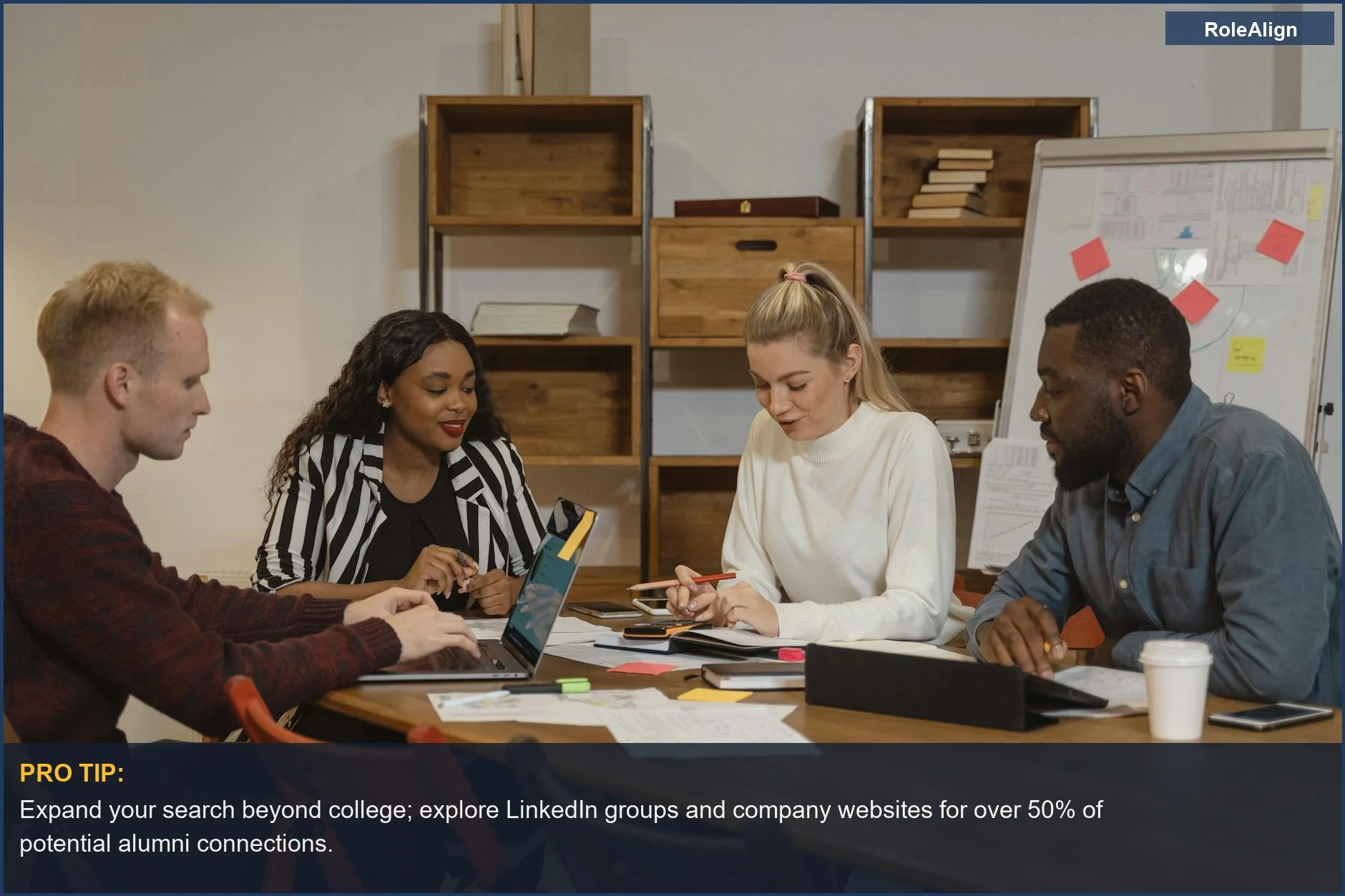 Equipo multicultural planificando en una oficina moderna, ilustrando el amplio alcance de las redes de exalumnos más allá de la universidad.