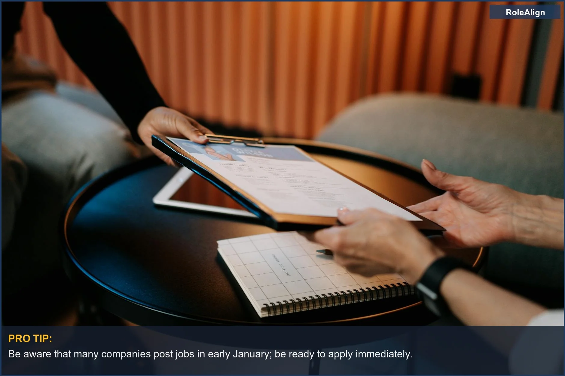 Profesionales de negocios intercambiando currículums, ilustrando el avance profesional estratégico y el momento de la solicitud de empleo.