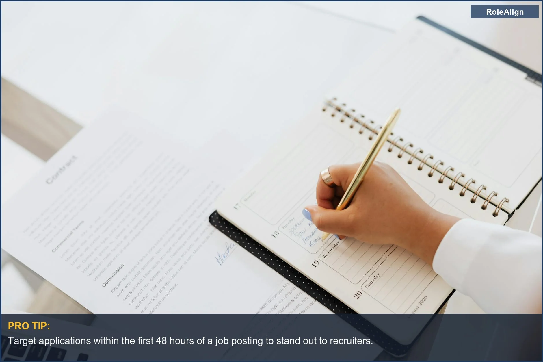 Persona planificando el momento óptimo para postularse a empleos en una agenda cerca de un contrato.