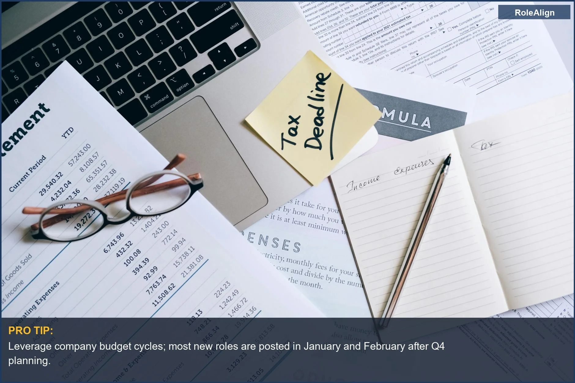 Espacio de trabajo con portátil y nota de fecha límite de impuestos que resalta la planificación financiera para las solicitudes de empleo.