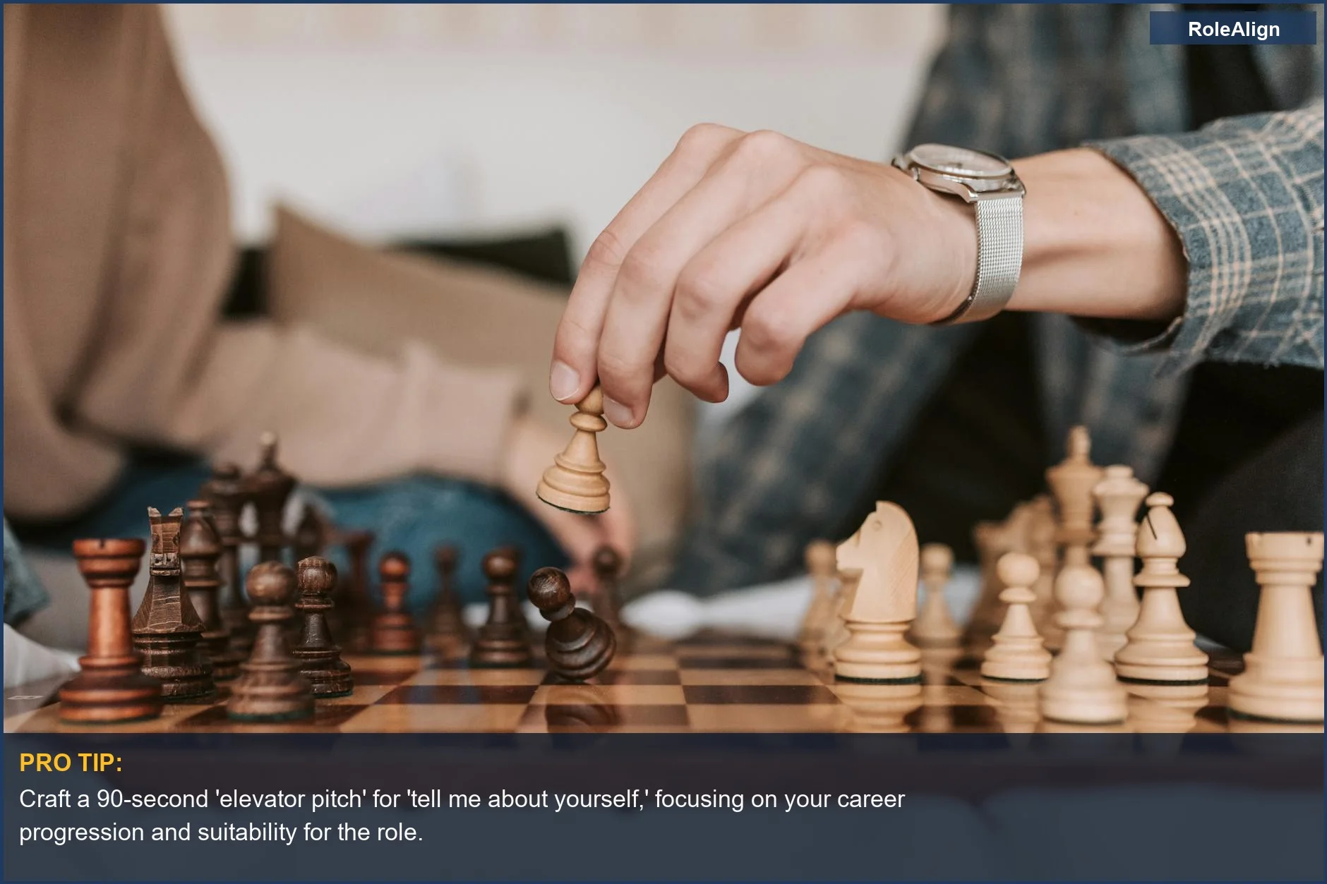 Partida de ajedrez de cerca con intensa concentración, demostrando pensamiento estratégico y la psicología de las preguntas de entrevista.