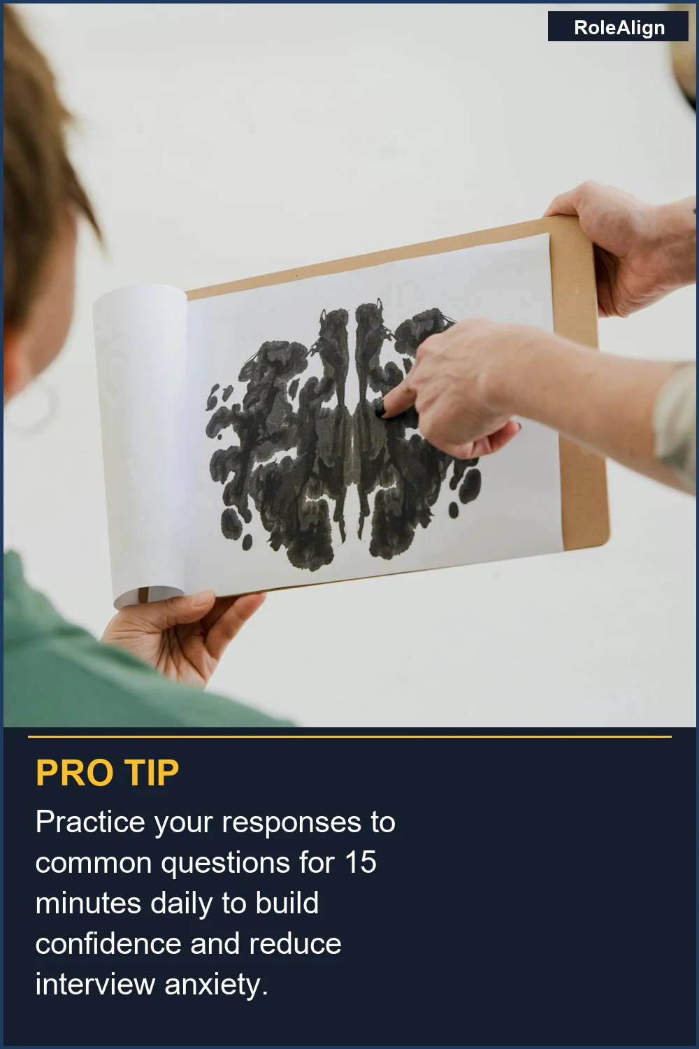 Practica tus respuestas a preguntas comunes durante 15 minutos al día para aumentar la confianza y reducir la ansiedad de la entrevista.