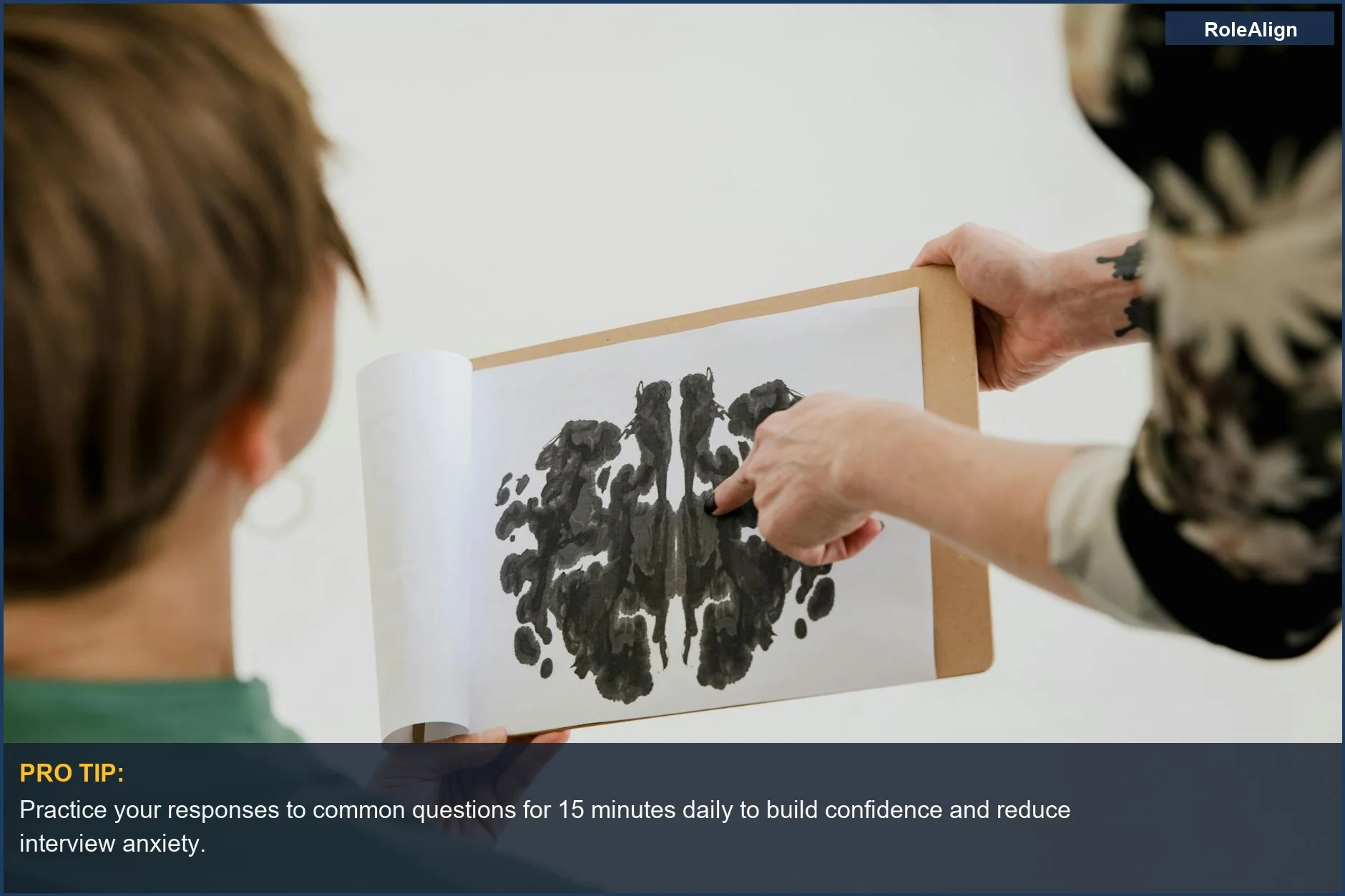 Psicólogo analiza la mancha de tinta, ilustrando la psicología detrás de las preguntas de entrevista para la evaluación de riesgos.