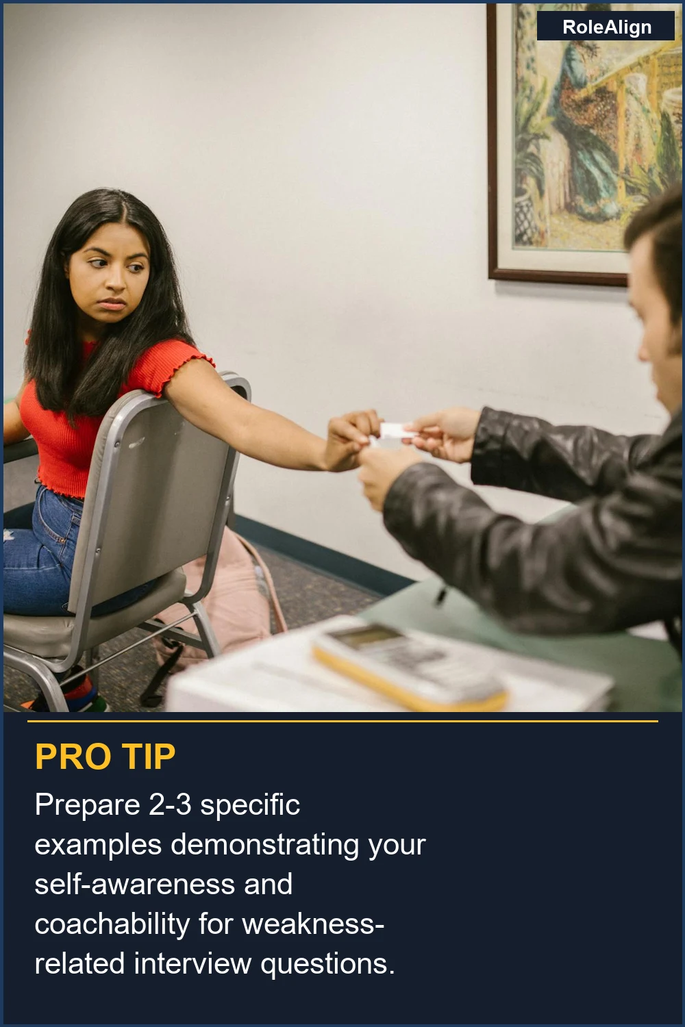 Prepara 2-3 ejemplos específicos que demuestren tu autoconciencia y capacidad de aprendizaje para preguntas de entrevista relacionadas con debilidades.