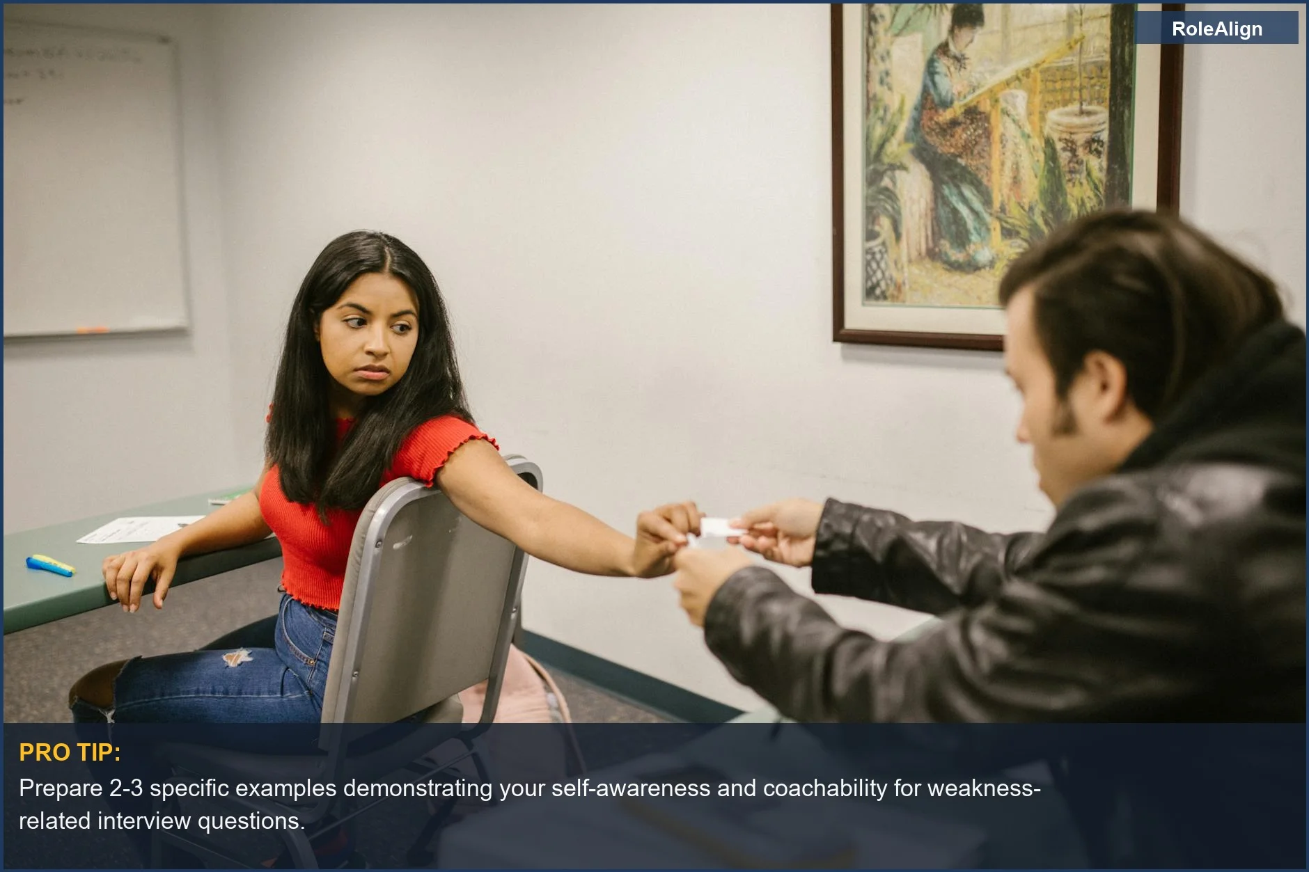 Estudiantes intercambian notas durante un examen, representando la psicología de las preguntas de entrevista sobre la autoconciencia.