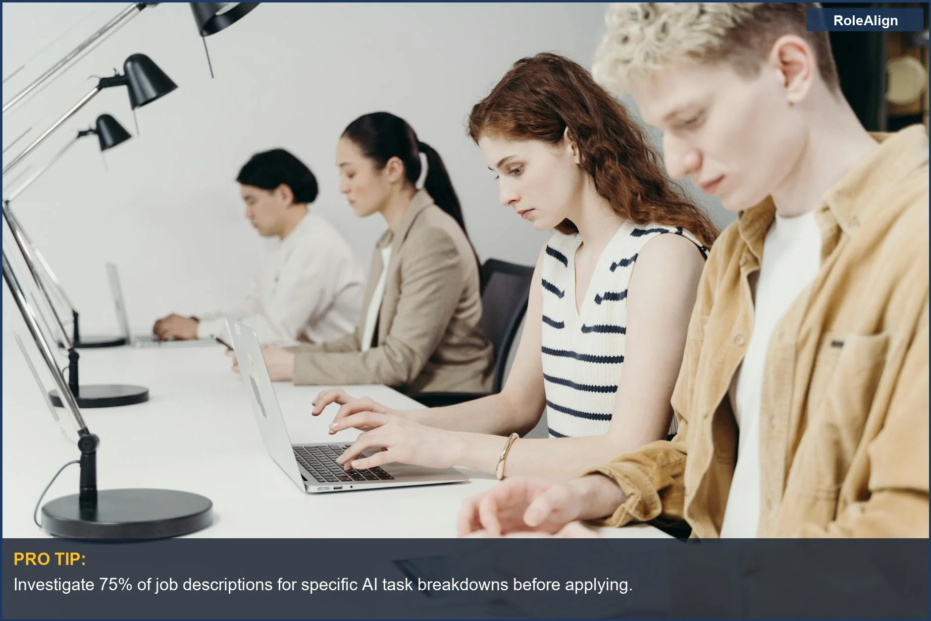 Profesionales diversos colaborando en escritorios de oficina, ilustrando la evolución de los títulos de puestos de IA frente al trabajo real.