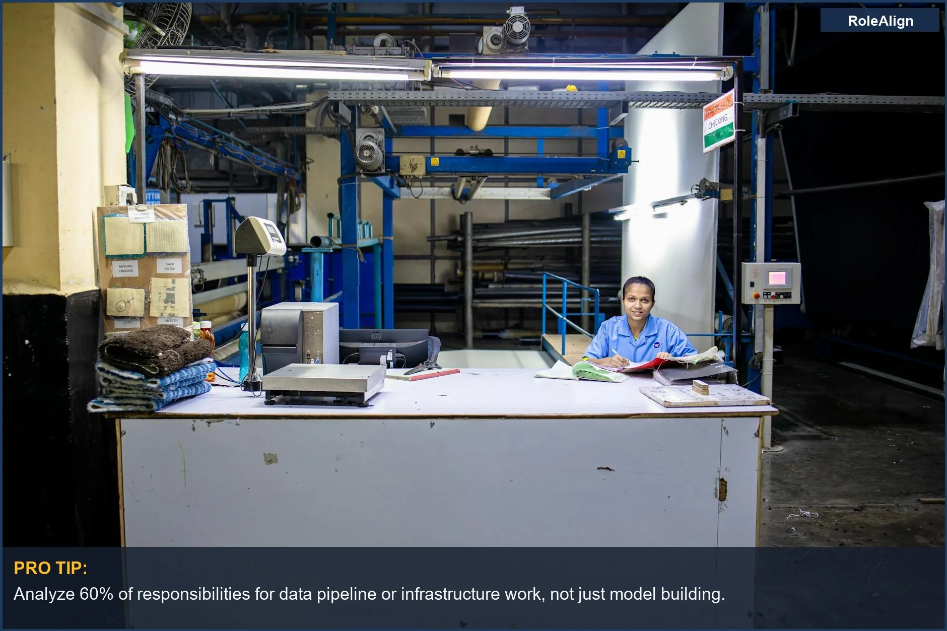Trabajador de fábrica textil en un escritorio, mostrando la integración de la IA en las responsabilidades laborales industriales.