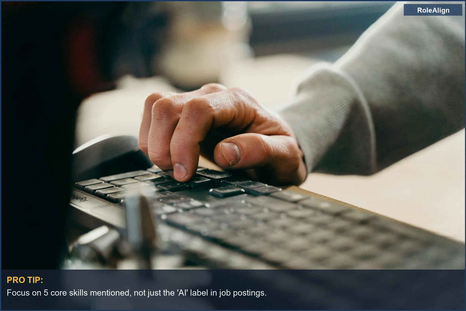 Primer plano de una mano escribiendo en un teclado, representando las tareas granulares en los roles de IA.
