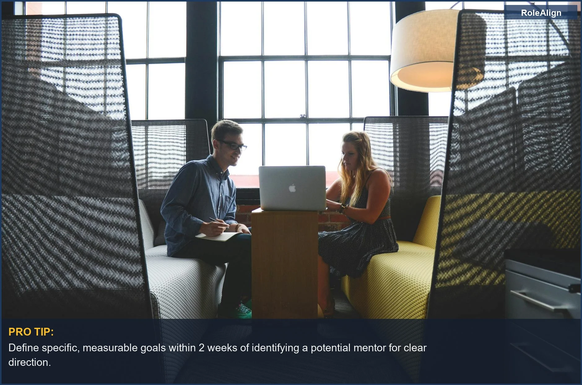 Dos adultos en una sala de estar discutiendo trabajo, mostrando el impacto de la mentoría en los objetivos de transición de carrera.
