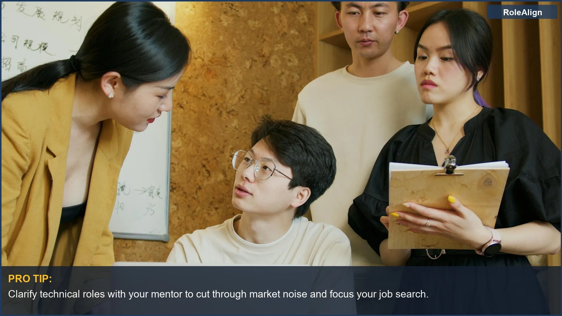 Grupo diverso de profesionales en una reunión, enfatizando el rol de la mentoría en los cambios de carrera.