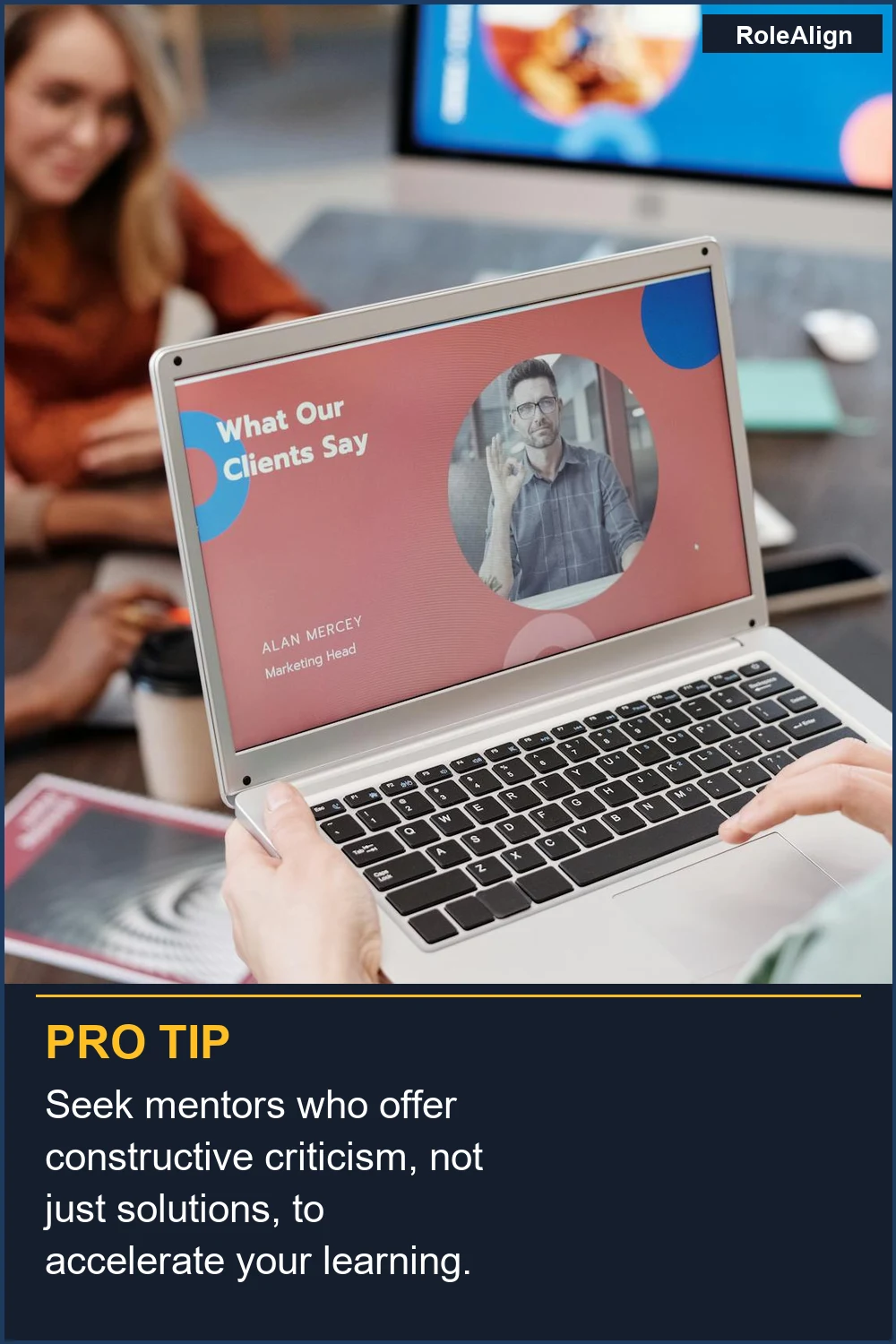 Busca mentores que ofrezcan críticas constructivas, no solo soluciones, para acelerar tu aprendizaje.